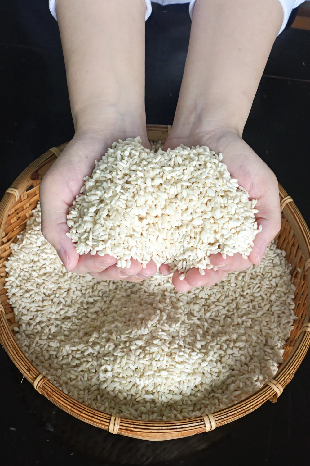 仲宗根糀家の作り手の手のひらにのせた米糀